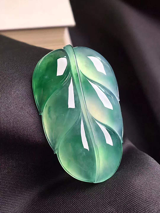 【半山凝翠·金枝玉葉】High-Ice Vibrant Green Jadeite Leaf - Emblem of Nobility