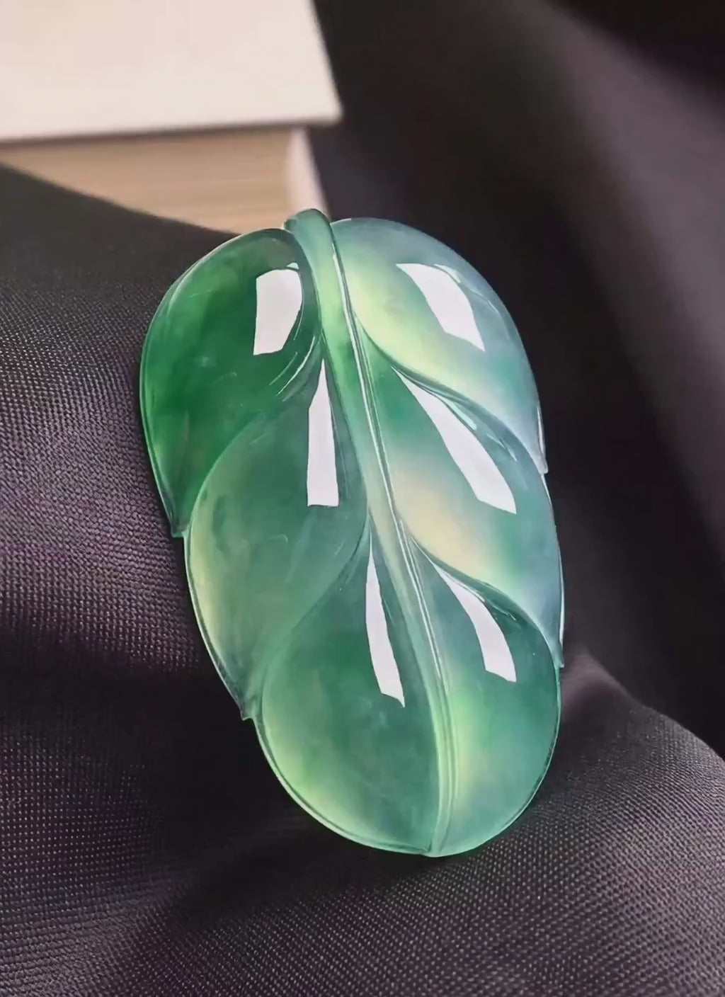 【半山凝翠·金枝玉葉】High-Ice Vibrant Green Jadeite Leaf - Emblem of Nobility